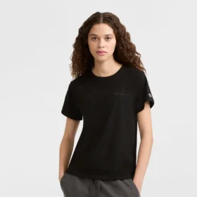 Klasyczny T-shirt z napisem w tym samym odcieniu na lewej piersi