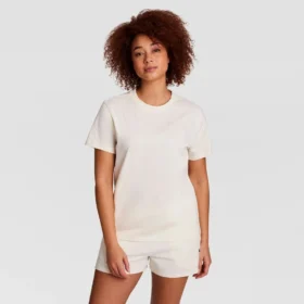 Klasyczny T-shirt z napisem w tym samym odcieniu na lewej piersi