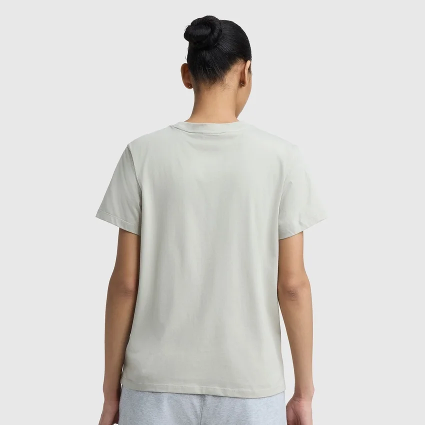 Klasyczny T-shirt z napisem w tym samym odcieniu na lewej piersi