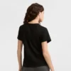 Klasyczny T-shirt z napisem w tym samym odcieniu na lewej piersi