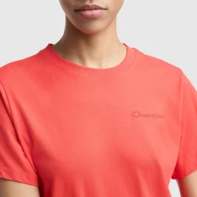 Klasyczny T-shirt z napisem w tym samym odcieniu na lewej piersi