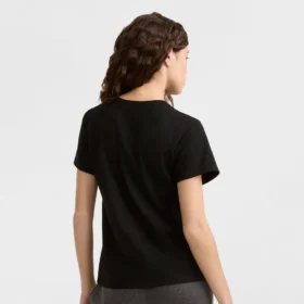 Klasyczny T-shirt z napisem w tym samym odcieniu na lewej piersi