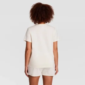 Klasyczny T-shirt z napisem w tym samym odcieniu na lewej piersi