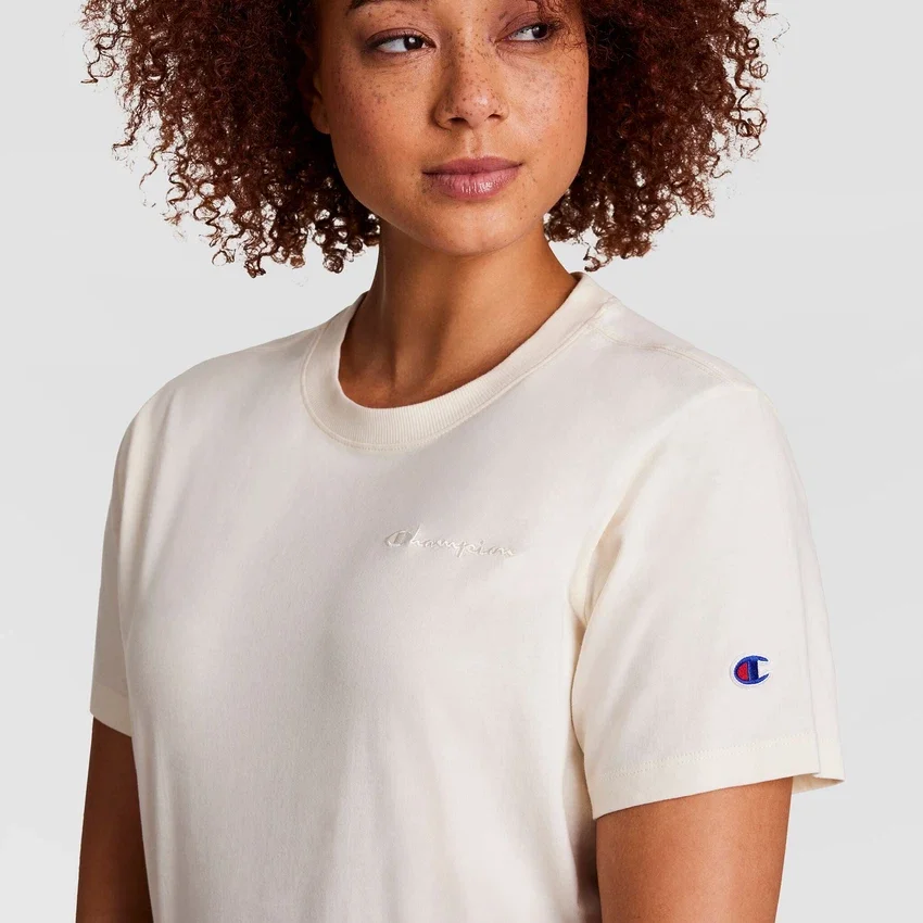 Klasyczny T-shirt z napisem w tym samym odcieniu na lewej piersi